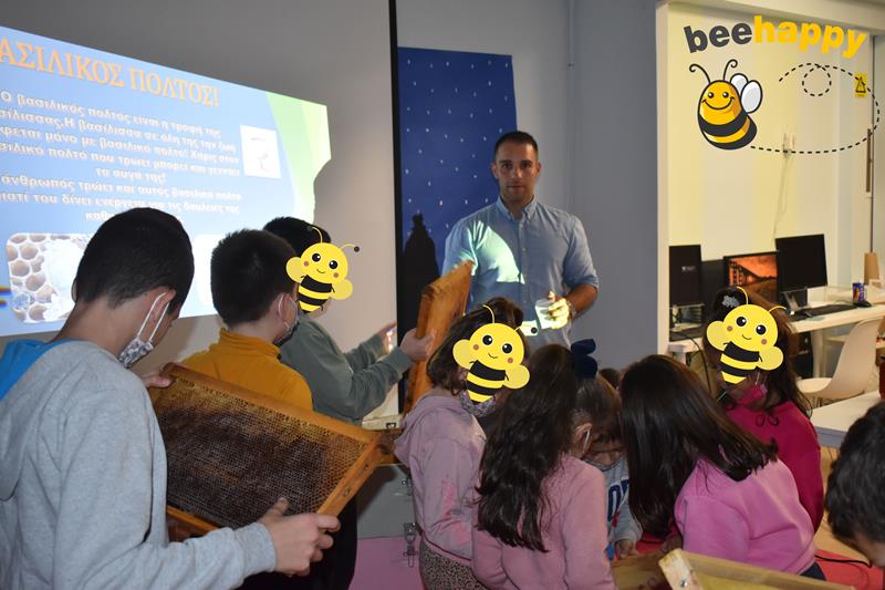 Γνώρισαν τον μαγικό κόσμο της μέλισσας από τον Χρήστο Μπουτκάρη τα μελισσάκια του ΚΔΑΠ Bee Happy